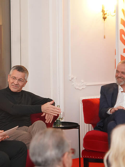 Bayern-Präsident Herbert Hainer auf dem AZ-Sofa mit Chefredakteur Michael Schilling.