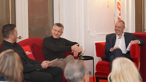 Bayern-Präsident Herbert Hainer auf dem AZ-Sofa mit Chefredakteur Michael Schilling.