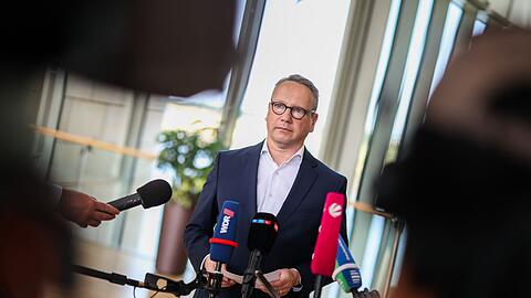 Justizminister Benjamin Limbach (Gr&uuml;ne) spricht am Dienstag im Landtag vor Journalisten