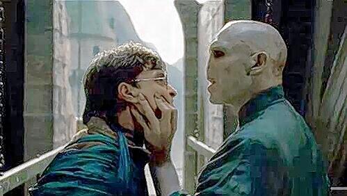 Auf zum letzten Gefecht: Aber Harry Potter (Daniel Radcliffe, li.) und Lord Voldemort (Ralph Fiennes) werden erst im zweiten Teil des großen Finales, am 14. Juli 2011, ihren alles entscheidenden Kampf ausfechten. Auf zum letzten Gefecht: Aber Harry Potter (Daniel Radcliffe, li.) und Lord Voldemort (Ralph Fiennes) werden erst im zweiten Teil des großen Finales, am 14. Juli 2011, ihren alles entscheidenden Kampf ausfechten.