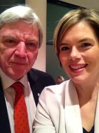 Julia Klöckner postet ein Selfie mit Hessens Ministerpräsident Volker Bouffier. Beide schauen schon sehr müde aus.