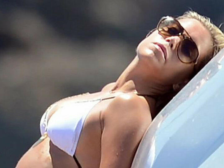 Sylvie Meis posiert im Bikini