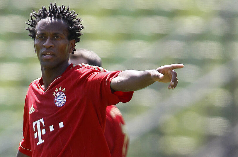 Der Brasilianer Zé Roberto 2012 bei einem Kick der FC Bayern All-Stars Friends im Olympiastadion.