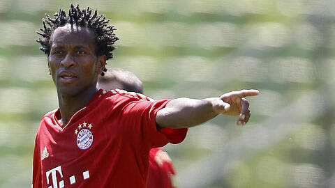 Der Brasilianer Zé Roberto 2012 bei einem Kick der FC Bayern All-Stars Friends im Olympiastadion.