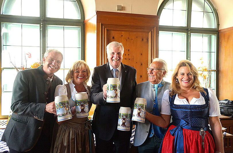 Ricky, Margot, Günter und Silja Steinberg haben Ministerpräsident Horst Seehofer (m.) zum Prosten in ihre Mitte genommen.