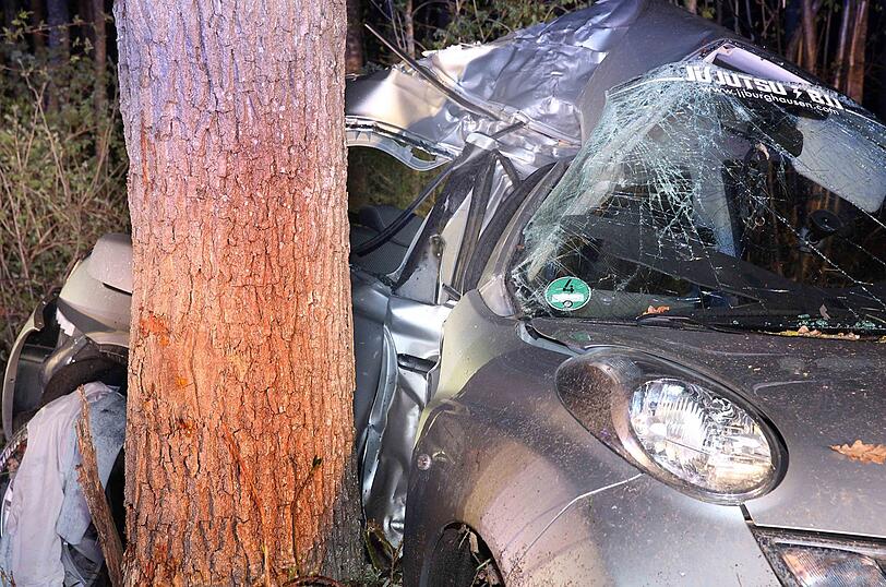 Am Montagabend verlor ein Fahranfänger im Landkreis Traunstein die Kontrolle über sein Auto und wurde gegen einen Baum geschleudert.