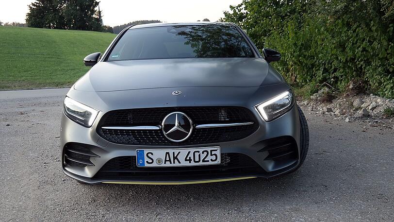 Die Front der gerade gestarteten A-Klasse haben die Designer noch einen Tick dynamischer gestaltet.