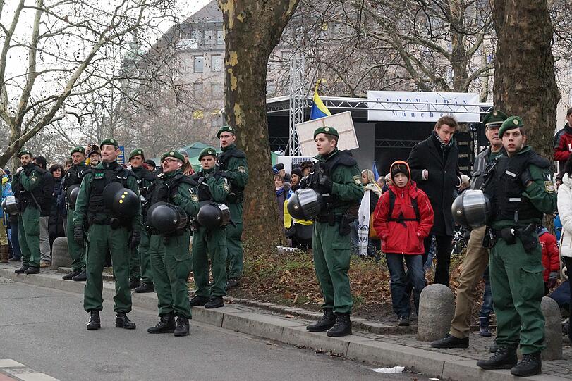 Rund 2500 Demonstranten protestieren gegen die Münchner Sicherheitskonferenz.