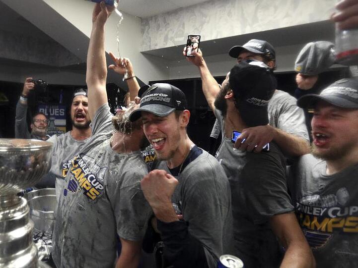 Die Spieler der St. Louis Blues feiern den Triumph ausgiebig in der Kabine.