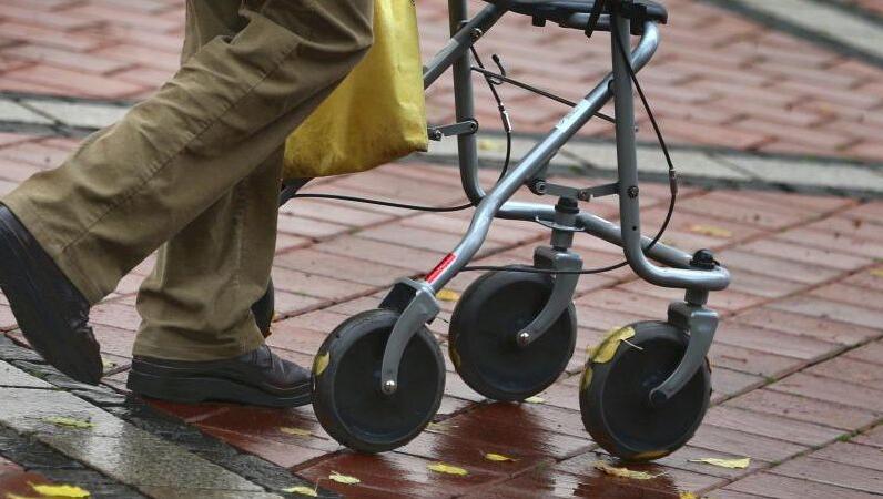 Eine älterer Mann mit Rollator. In Siegburg bei Köln hat ein Rentner mit einem Rollator rund 80 Autos zerkratzt. Eine älterer Mann mit Rollator. In Siegburg bei Köln hat ein Rentner mit einem Rollator rund 80 Autos zerkratzt.