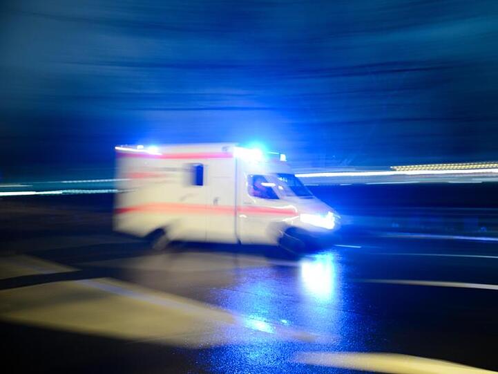Ein Rettungswagen fährt auf der Straße mit Blaulicht entlang. Foto: Lukas Schulze/dpa/Symbolbild