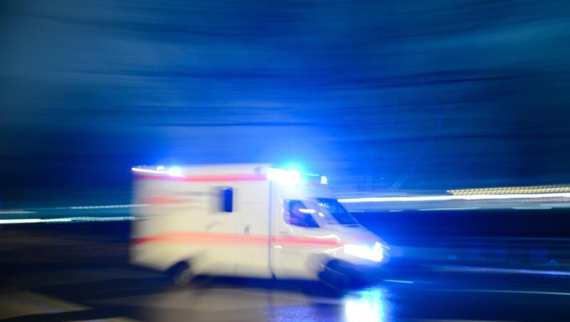 Ein Rettungswagen fährt auf der Straße mit Blaulicht entlang. Foto: Lukas Schulze/dpa/Symbolbild Ein Rettungswagen fährt auf der Straße mit Blaulicht entlang. Foto: Lukas Schulze/dpa/Symbolbild
