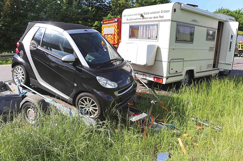 Der Rentner (78) parkte sein Auto mit Wohnmobil auf dem Pannenstreifen, dann passierte der Unfall.