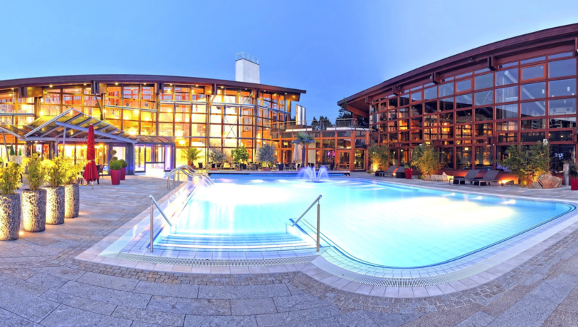 Die Obermain Therme bietet eine Wasserfläche von fast 3.000 Quadratmetern, verteilt auf 25 Innen- und Außenbecken, sowie zusätzlich einen Naturbadesee.