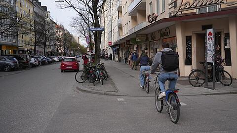 Vom Bürgersteig ist ein Radlweg abgetrennt. Sowohl für Fußgänger und Radfahrer ist der Platz aktuell sehr begrenzt.