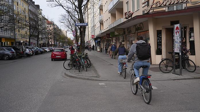 Ein Radweg ist vom Gehweg getrennt.  Sowohl für Fußgänger als auch für Radfahrer gibt es derzeit nur sehr begrenzte Platzverhältnisse.