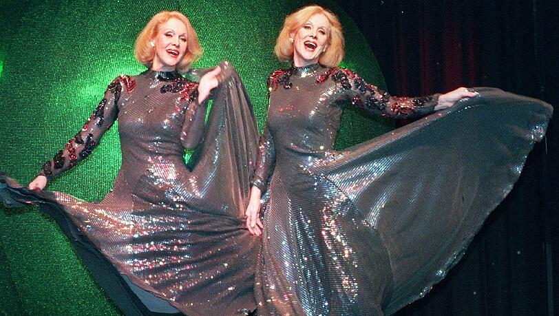 Die Show-Bühnen dieser Welt sind ihr Zuhause: Die Kessler-Zwillinge in ihrem Element 1997 in Berlin. Die Show-Bühnen dieser Welt sind ihr Zuhause: Die Kessler-Zwillinge in ihrem Element 1997 in Berlin.