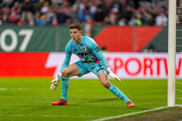 Steht beim DFB-Team auf Abruf: FCA-Keeper Finn Dahmen. Steht beim DFB-Team auf Abruf: FCA-Keeper Finn Dahmen.