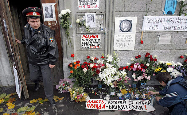 Blumen vor dem Haus, das die ermordete Journalistin Anna Politkowskaya bewohnte.