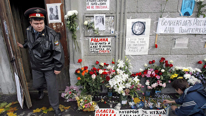 Blumen vor dem Haus, das die ermordete Journalistin Anna Politkowskaya bewohnte.