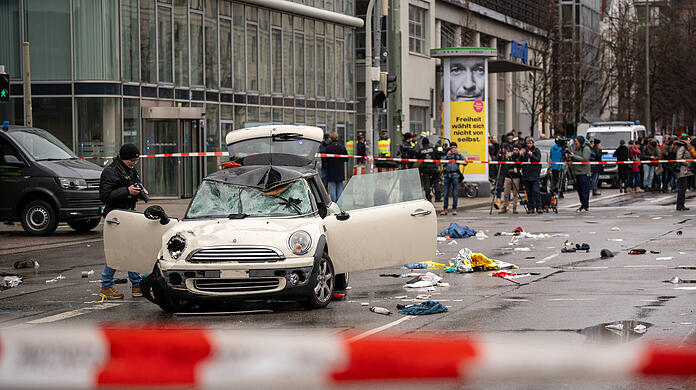 Am 13. Februar 2025 raste ein Auto bei einer Verdi-Demo in München in eine Menschenmenge. Am 13. Februar 2025 raste ein Auto bei einer Verdi-Demo in München in eine Menschenmenge.