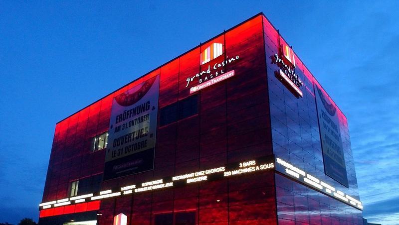 Eine Bande bewaffneter Männer hat das Grand Casino in Basel überfallen. Eine Bande bewaffneter Männer hat das Grand Casino in Basel überfallen.