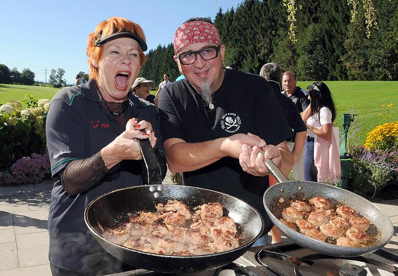 Der Fernsehkoch Stefan Marquard und die Schauspielerin Viktoria Brams braten.