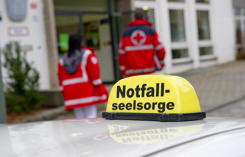 Am Eingang des Josef-Hofmiller-Gymnasiums in Freising: Hier hat eine Zehntklässlerin am Mittwoch eine Mitschülerin mit einem Messer verletzt.