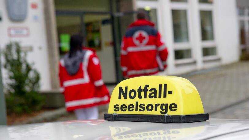 Am Eingang des Josef-Hofmiller-Gymnasiums in Freising: Hier hat eine Zehntklässlerin am Mittwoch eine Mitschülerin mit einem Messer verletzt. Am Eingang des Josef-Hofmiller-Gymnasiums in Freising: Hier hat eine Zehntklässlerin am Mittwoch eine Mitschülerin mit einem Messer verletzt.