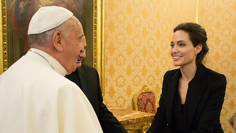 Herzlicher Händedruck: Angelina Jolie traf Papst Franziskus im Vatikan Herzlicher Händedruck: Angelina Jolie traf Papst Franziskus im Vatikan
