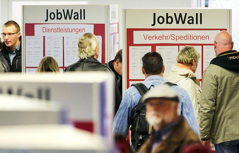 Arbeitsmarktmesse: Dem Job-Boom in Deutschland droht nach Einschätzung von Fachleuten 2017 eine kräftige Delle.