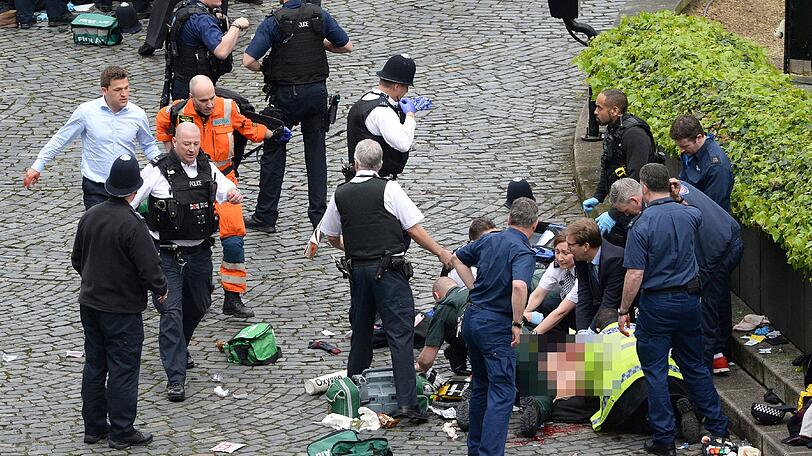 Mindestens vier Menschen sind bei einem Terroranschlag nahe des britischen Parlaments getötet worden.
