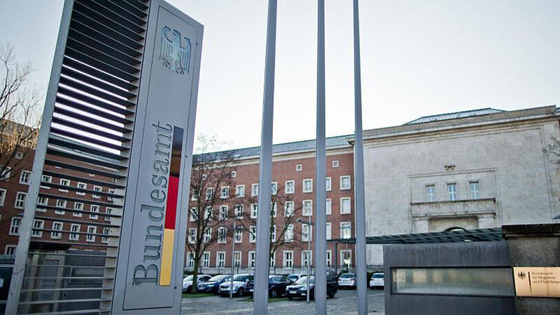 Die Behörde ächzt noch immer unter den Aktenbergen, die sich durch die große Zahl an ankommenden Flüchtlingen angestaut haben.
