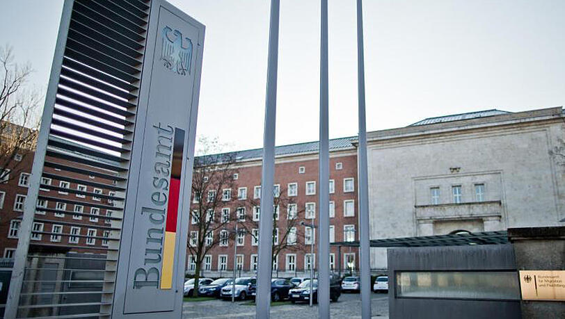 Die Behörde ächzt noch immer unter den Aktenbergen, die sich durch die große Zahl an ankommenden Flüchtlingen angestaut haben. Die Behörde ächzt noch immer unter den Aktenbergen, die sich durch die große Zahl an ankommenden Flüchtlingen angestaut haben.