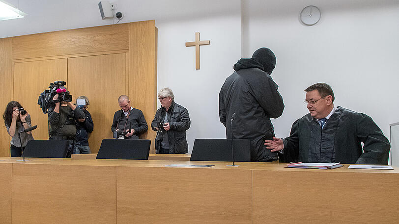 Der angeklagte ehemalige Priester (2.v.r.) steht im Gerichtssaal des Landgerichts in Deggendorf neben seinem Verteidiger Bruno Fuhs (r.).