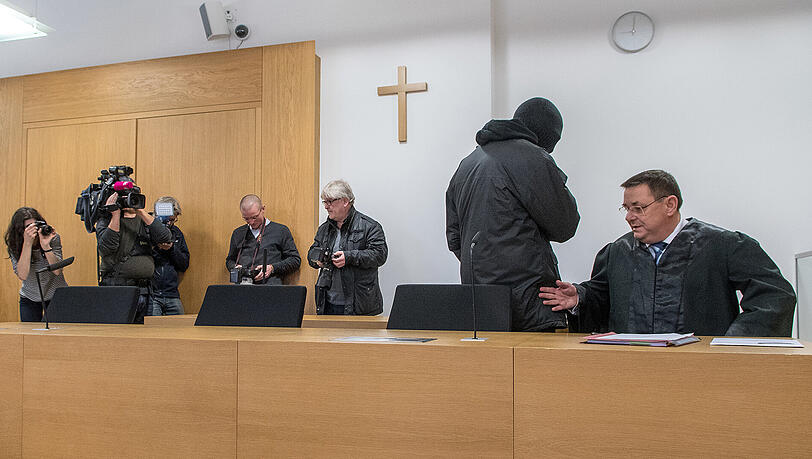 Der angeklagte ehemalige Priester (2.v.r.) steht im Gerichtssaal des Landgerichts in Deggendorf neben seinem Verteidiger Bruno Fuhs (r.). Der angeklagte ehemalige Priester (2.v.r.) steht im Gerichtssaal des Landgerichts in Deggendorf neben seinem Verteidiger Bruno Fuhs (r.).