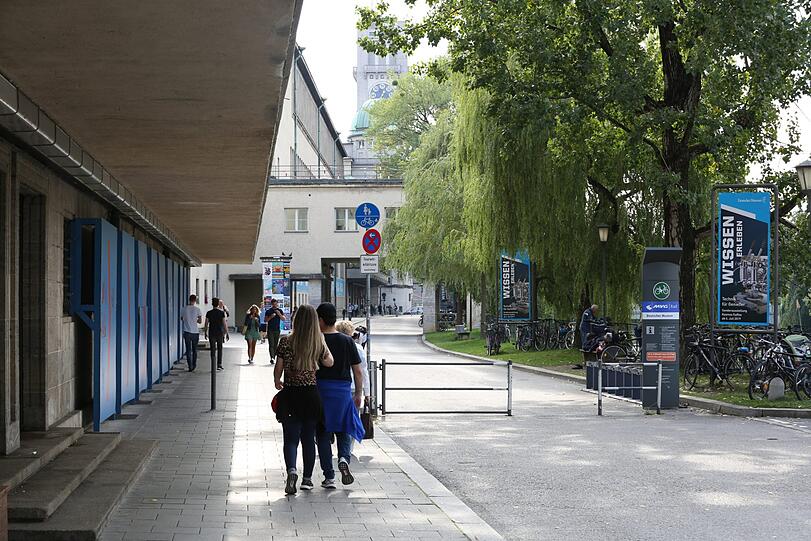 Auf der Museumsinsel ebbt der Touristenstrom nie ab.