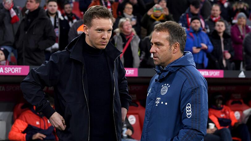 Bayern-Trainer Hansi Flick (rechts) blickt nach der mühevoll verteidigten Tabellenspitze einem engen Rennen um die Meisterschaft entgegen. Leipzigs Coach Julian Nagelsmann betont: "Wir müssen nicht Meister werden."