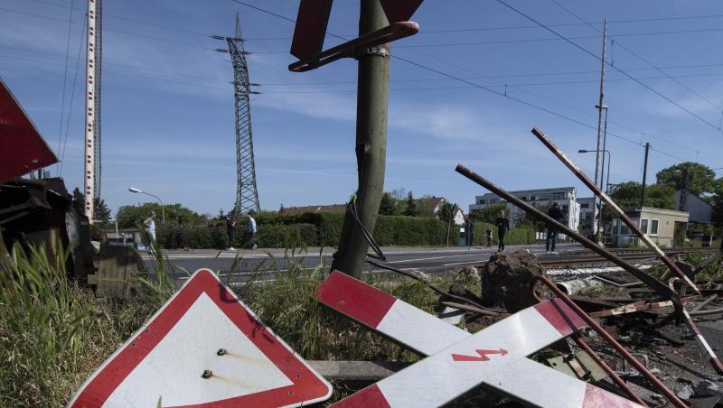 Spuren des tödlichen Unglücks an dem Bahnübergang im Frankfurter Stadtteil Nied. Spuren des tödlichen Unglücks an dem Bahnübergang im Frankfurter Stadtteil Nied.