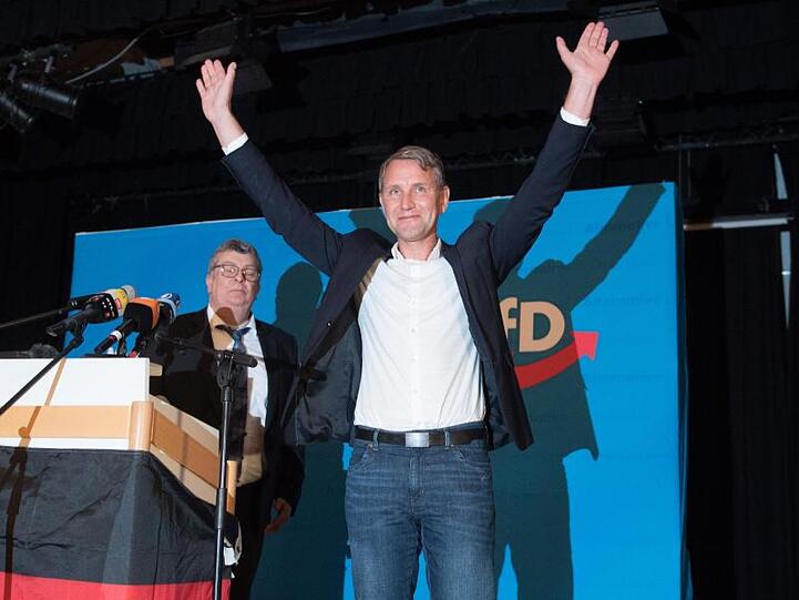 Björn Höcke (r), Vorsitzender der AfD in Thüringen, vor seiner Rede zum Wahlkampfauftakt der Partei vor der Landtagswahl in Sachsen.