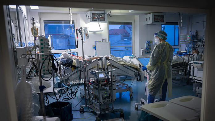 Blick in die Intensivstation des Münchner Klinikums Rechts der Isar: Die Menschen hier arbeiten - wie überall - am Anschlag.