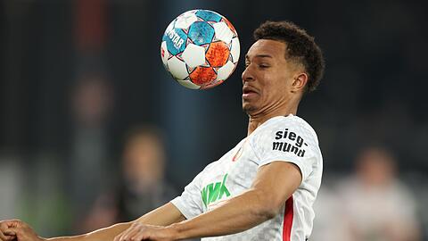 Augsburgs Verteidiger Felix Uduokhai köpft den Ball.