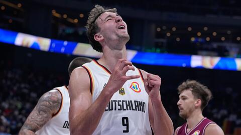 Franz Wagner jubelt über den Einzug der deutschen Basketballer ins WM-Halbfinale.