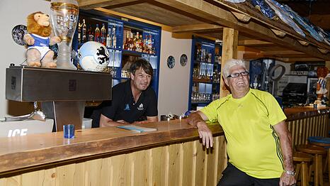 Kult-Trainer Werner Lorant und Andreas Barmbichler im L&ouml;wen-Lokal an seinem damaligen Wohnsitz am Campingplatz in Waging am See.