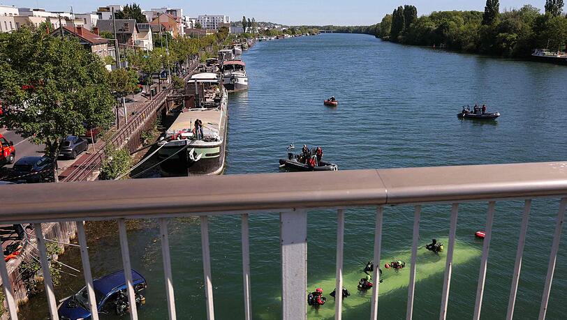 Bei dem Unfall nahe Paris ist ein Bus komplett in der Seine versunken.