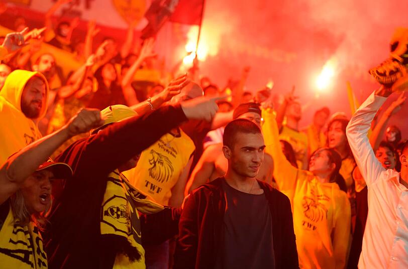 Meni (Ben Sultan) soll als Undercover-Agent aus einer Gruppe krimineller Hooligans berichten. Fu&szlig;ball und Fu&szlig;ballfans waren bisher nie sein Ding.