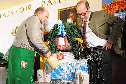 Hoppala, schon ist's passiert: Sepp Krätz (l.) hat die Hose von Spaten-Chef Günter Kador nass gemacht . . .