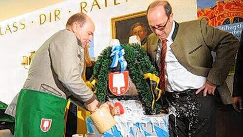 Hoppala, schon ist's passiert: Sepp Krätz (l.) hat die Hose von Spaten-Chef Günter Kador nass gemacht . . . Hoppala, schon ist's passiert: Sepp Krätz (l.) hat die Hose von Spaten-Chef Günter Kador nass gemacht . . .