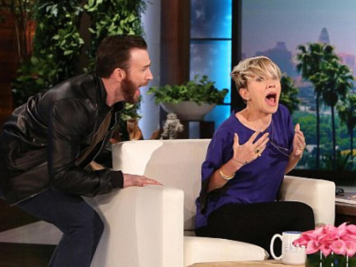 Chris Evans schleicht sich an und erschreckt Scarlett Johansson in der "Ellen DeGeneres Show"