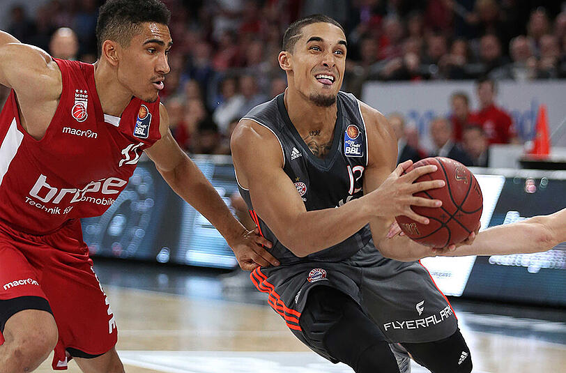 Nick Johnson vom FC Bayern im Duell mit dem Bamberger Maodo Lo (links).